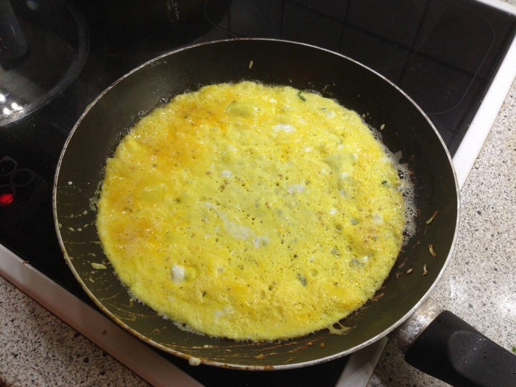 Omelette braten bis es oben fest ist. (vh)