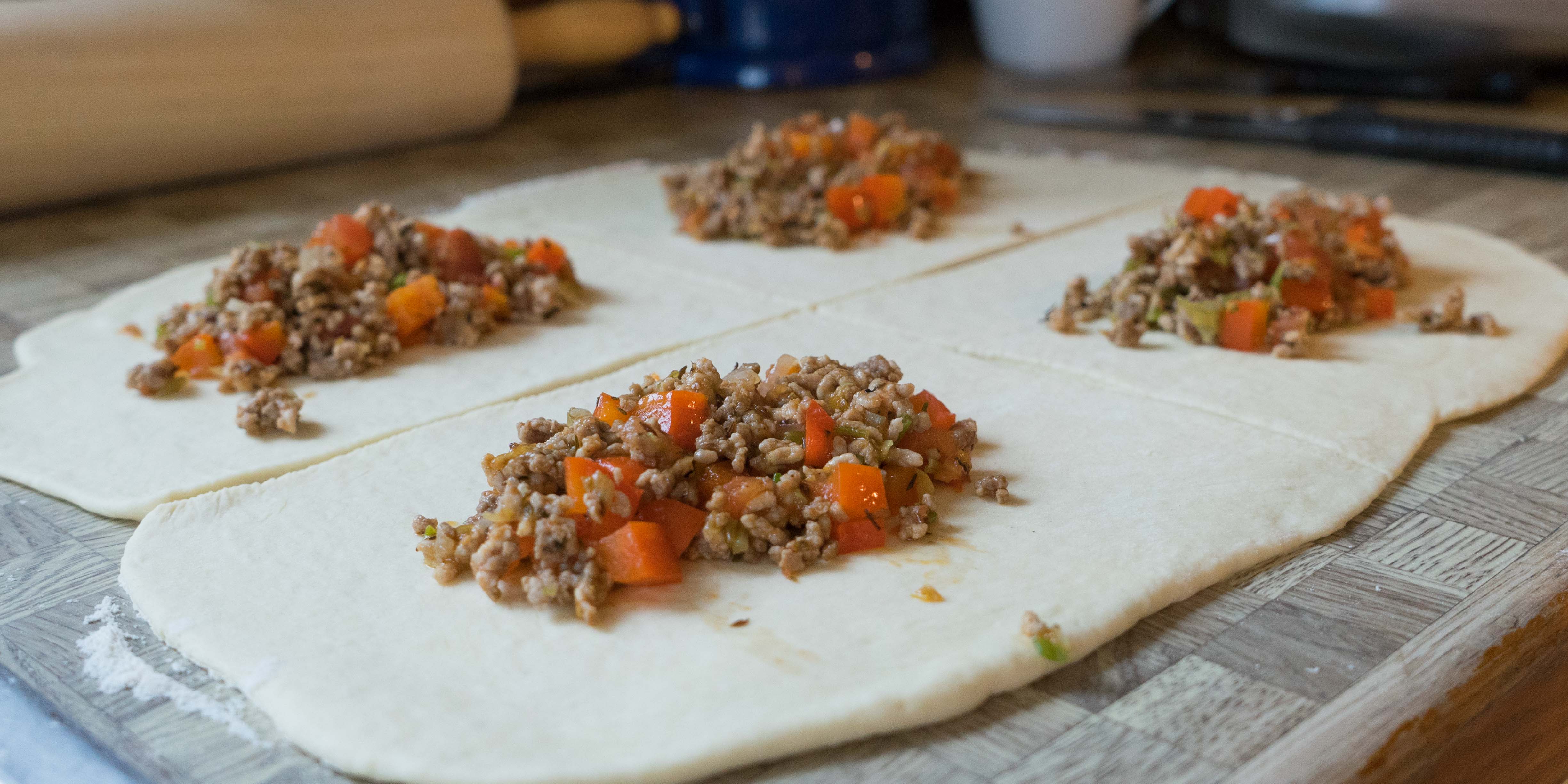 Türkische Pide gefüllt mit Faschiertem und Paprika