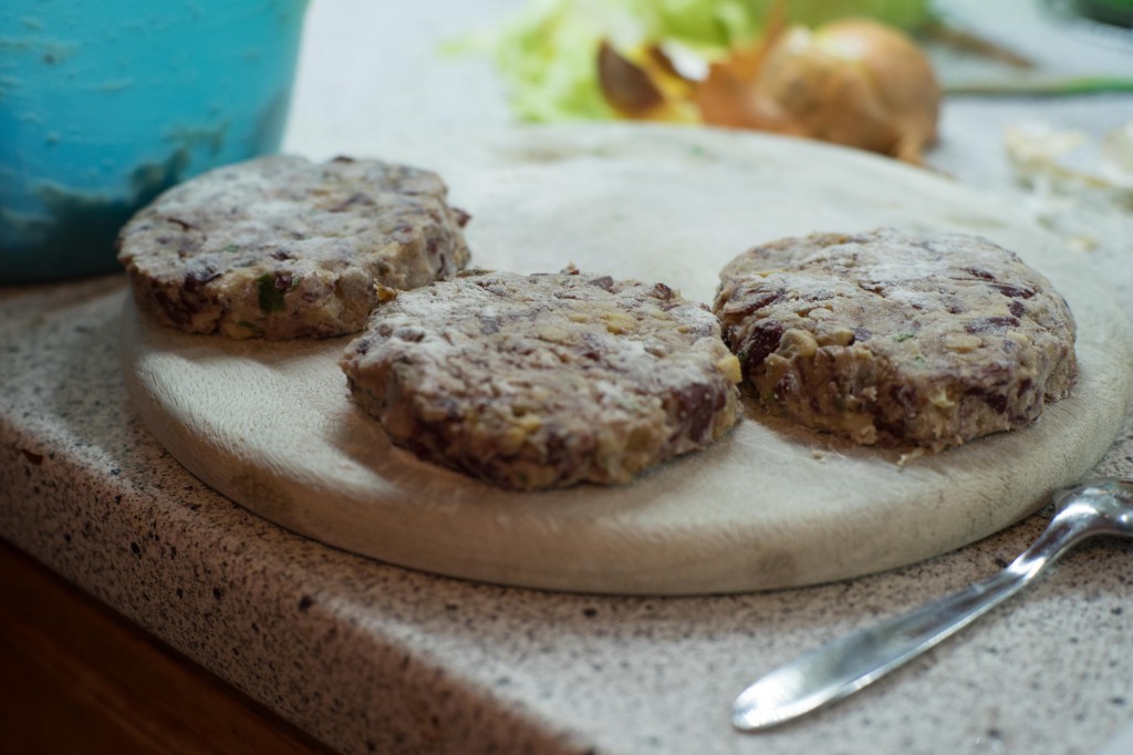 Aus dem Bohnen-Champignons-Gemisch Pattys formen.