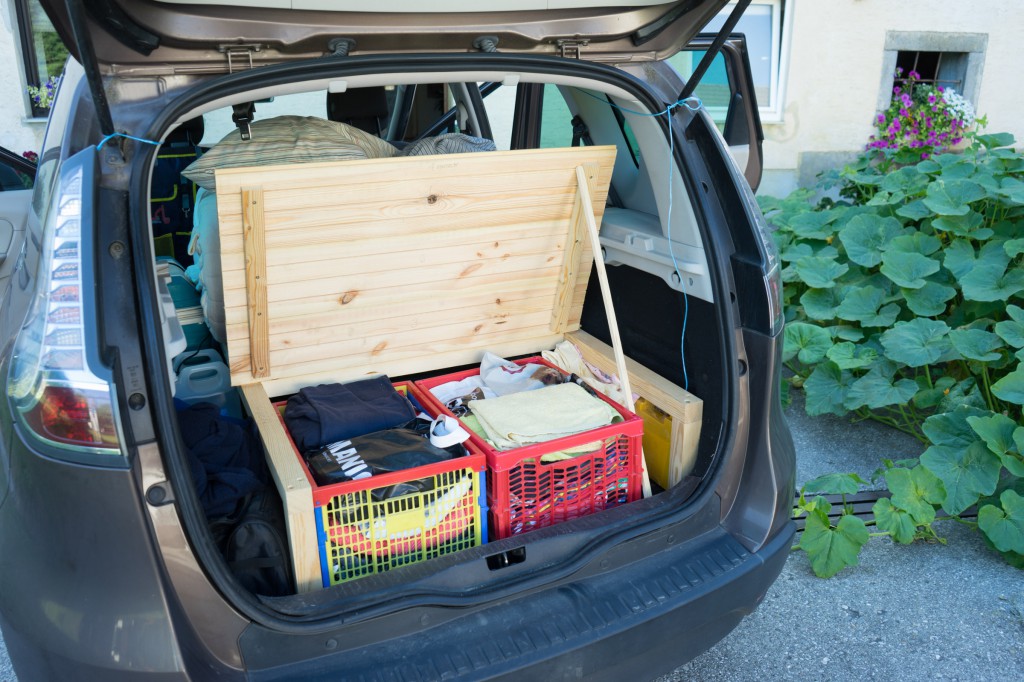 Camping Van - Kleiderschrank im Kofferraum