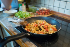 Tomaten zum Hühnerfleisch geben (pp)