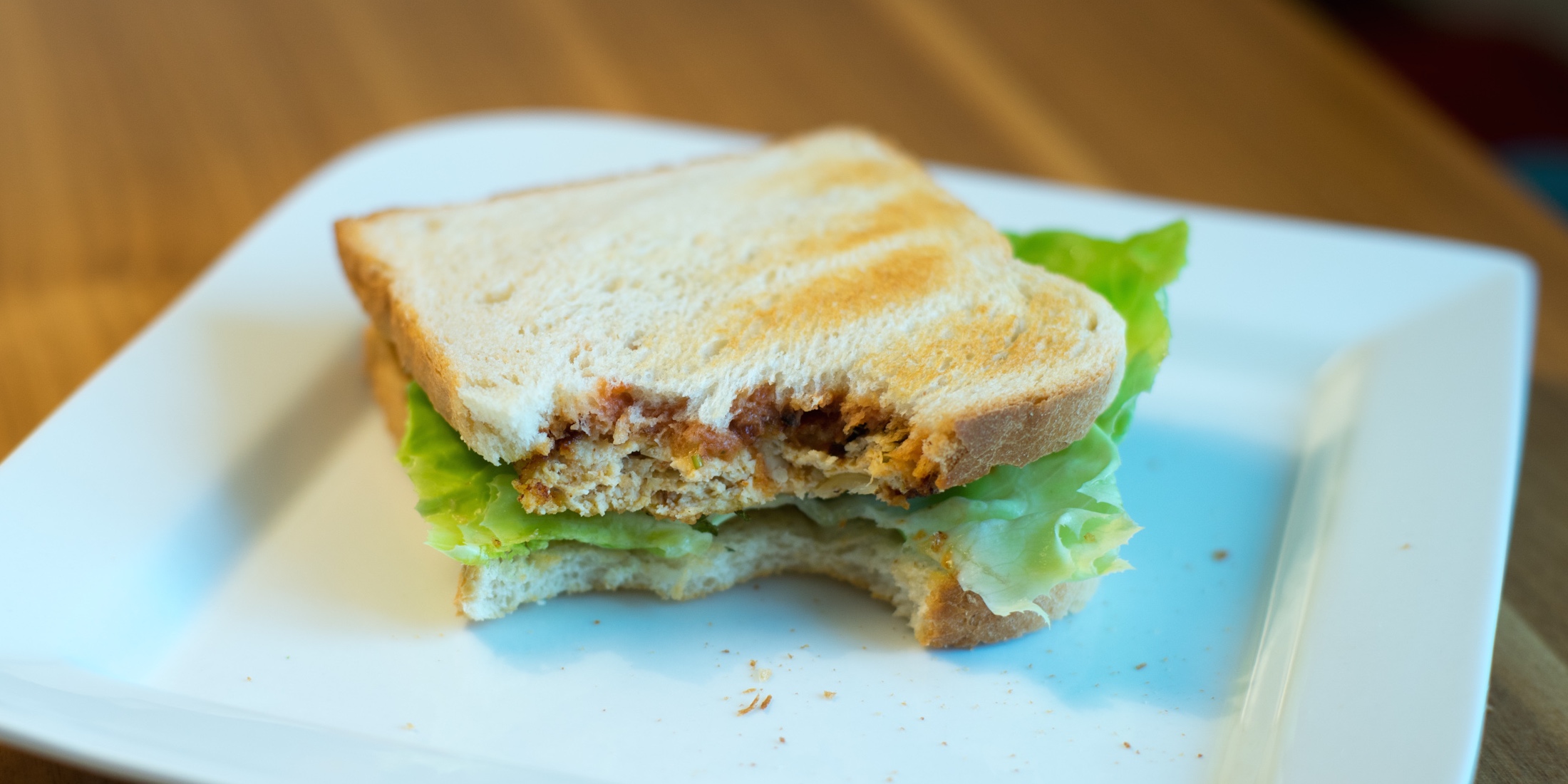 Hühnchen-Sandwich mit Parmesan-Basilikum Panier und Tomatensauce