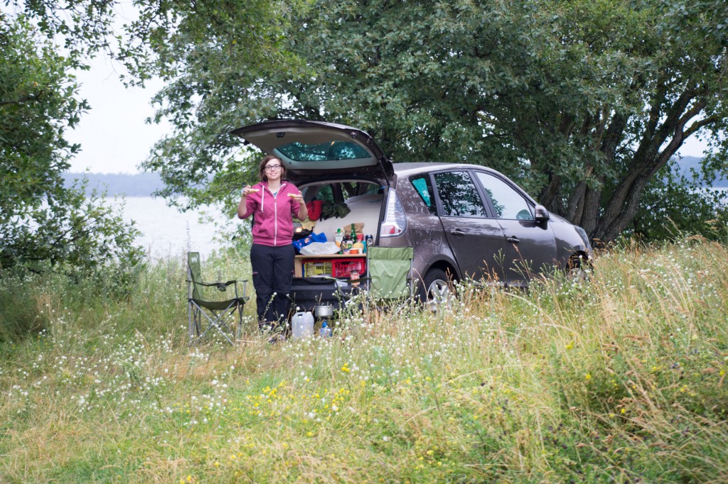 Unser "Wild"campingplatz auf Öland - ich mit Makrelenbrötchen (pp)