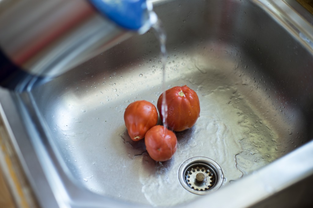 Tomaten mit kochendem Wasser übergießen (pp)