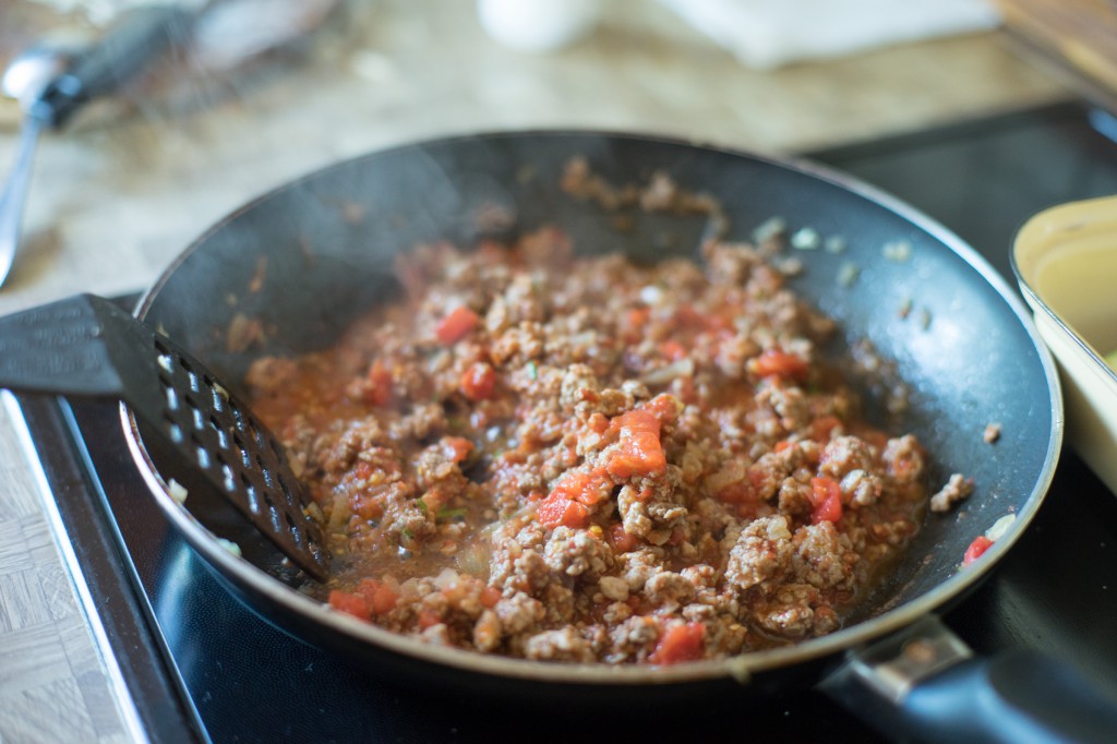 Faschiertes und Tomaten anbraten.