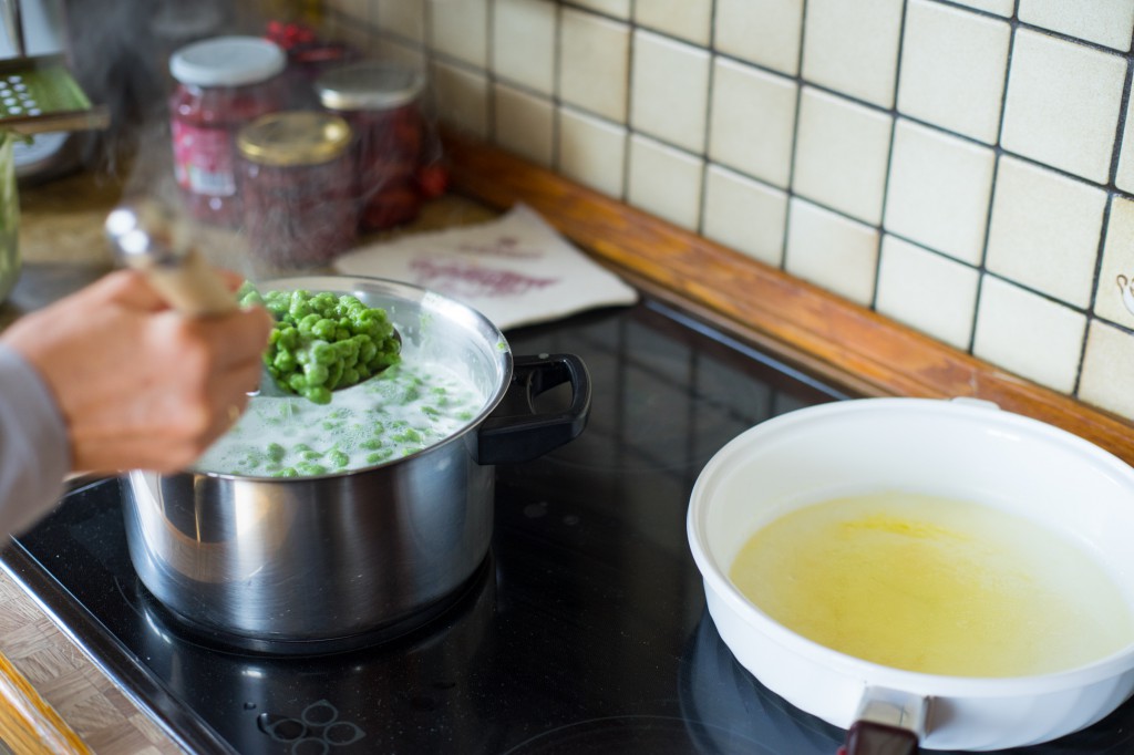 Die aufgekochten Nockerl in eine Pfanne mit zerlassener Butter geben