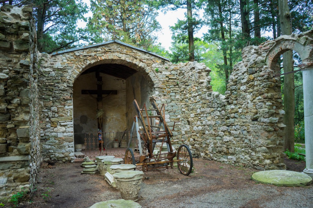 Eine Ruine im Schlosspark (vh)