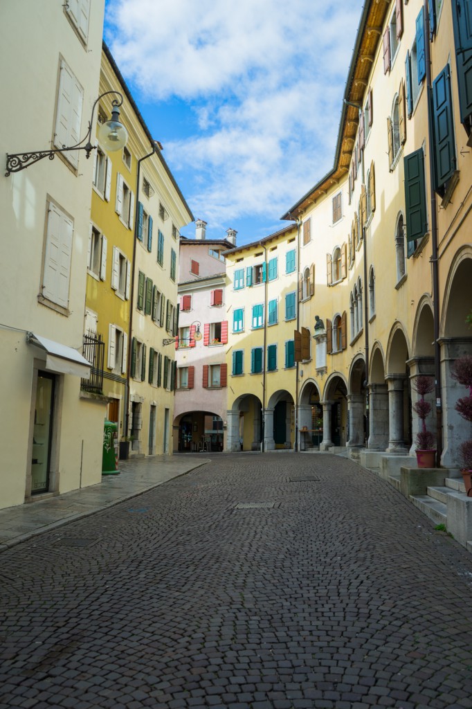 Eine Gasse in Udine (vh)