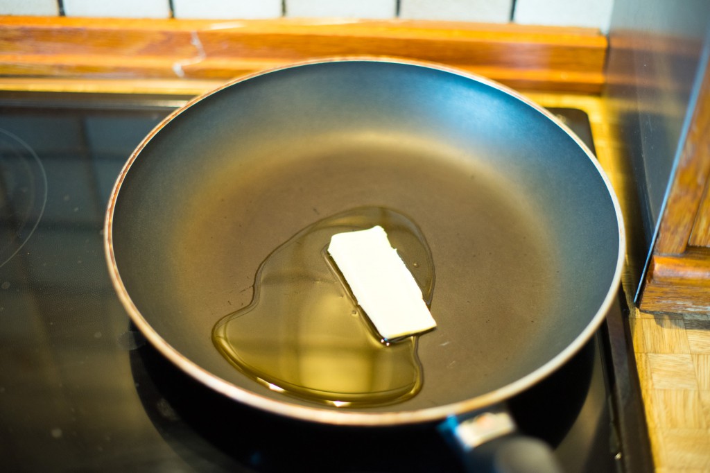 Butter und Öl für guten Geschmack vermischen.