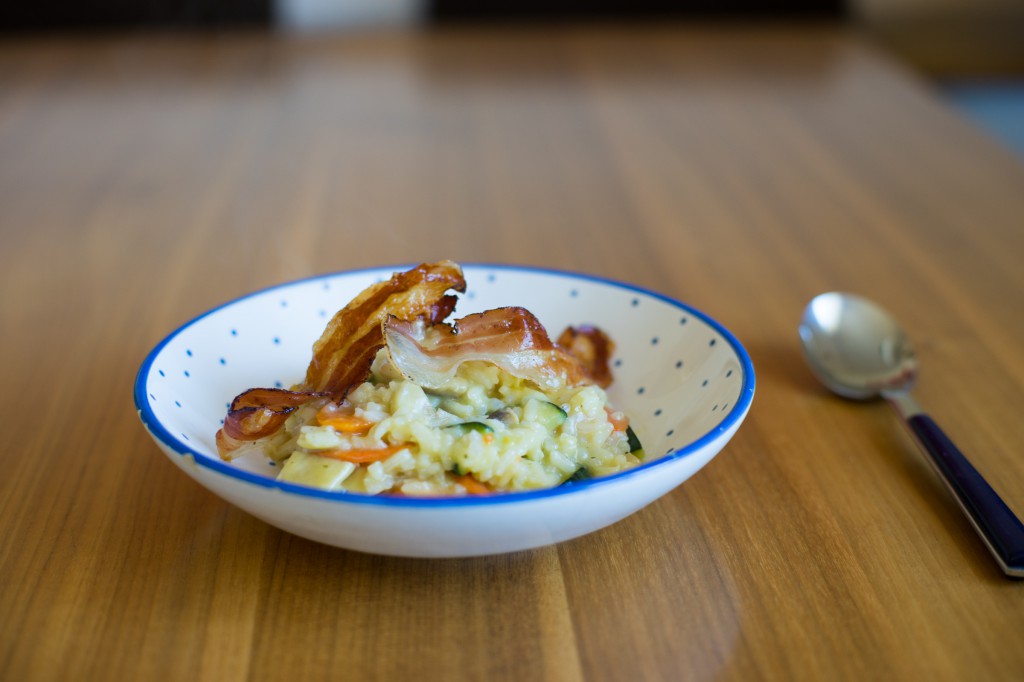 Angebratenen Speck auf das Risotto legen.