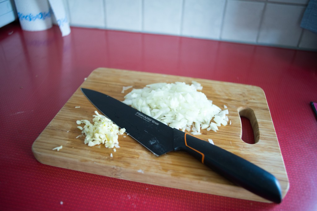 Zwiebel und Knoblauch schneiden (pp)