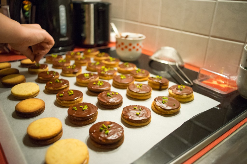 Kekse mit Schokolade beträufeln und mit einem Löffel glatt verstreichen (pp)