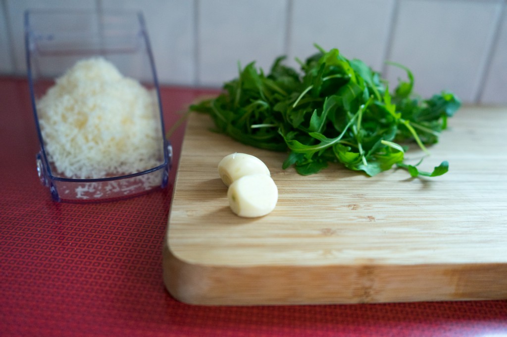 Geriebener Parmesan, Knoblauch und Rucola (vh)