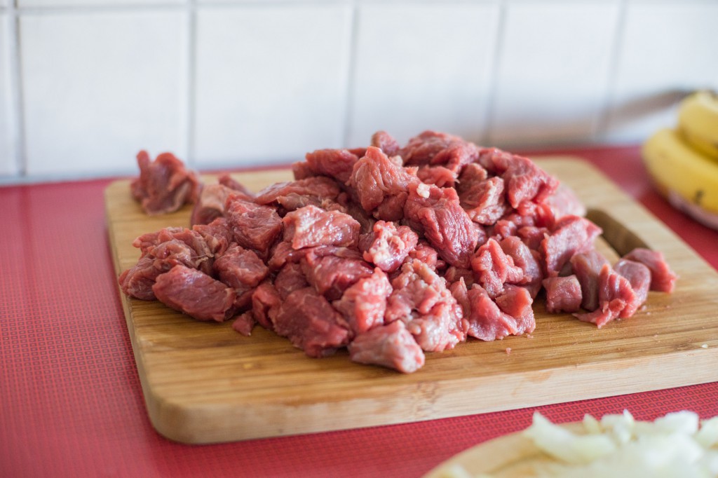 Fleisch in mundgerechte Stücke schneiden.