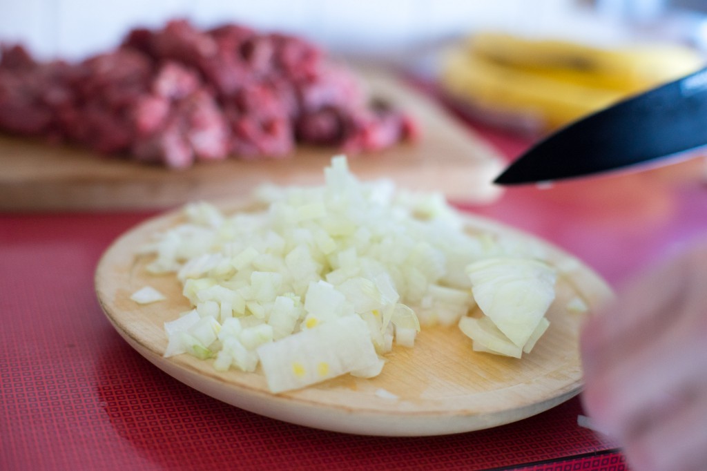 Zwiebel schneiden.