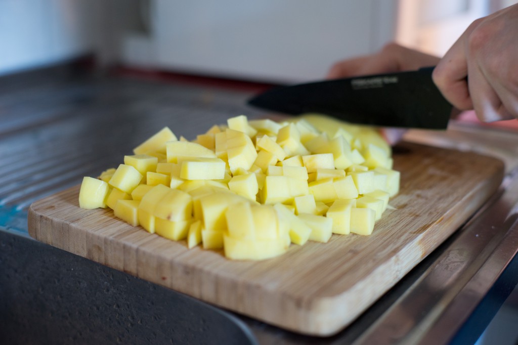 Kartoffeln würfeln.