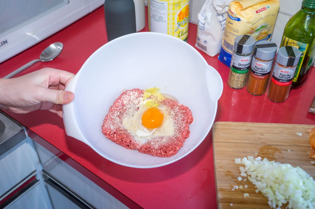 Zutaten für die Bällchen in eine Schüssel geben.