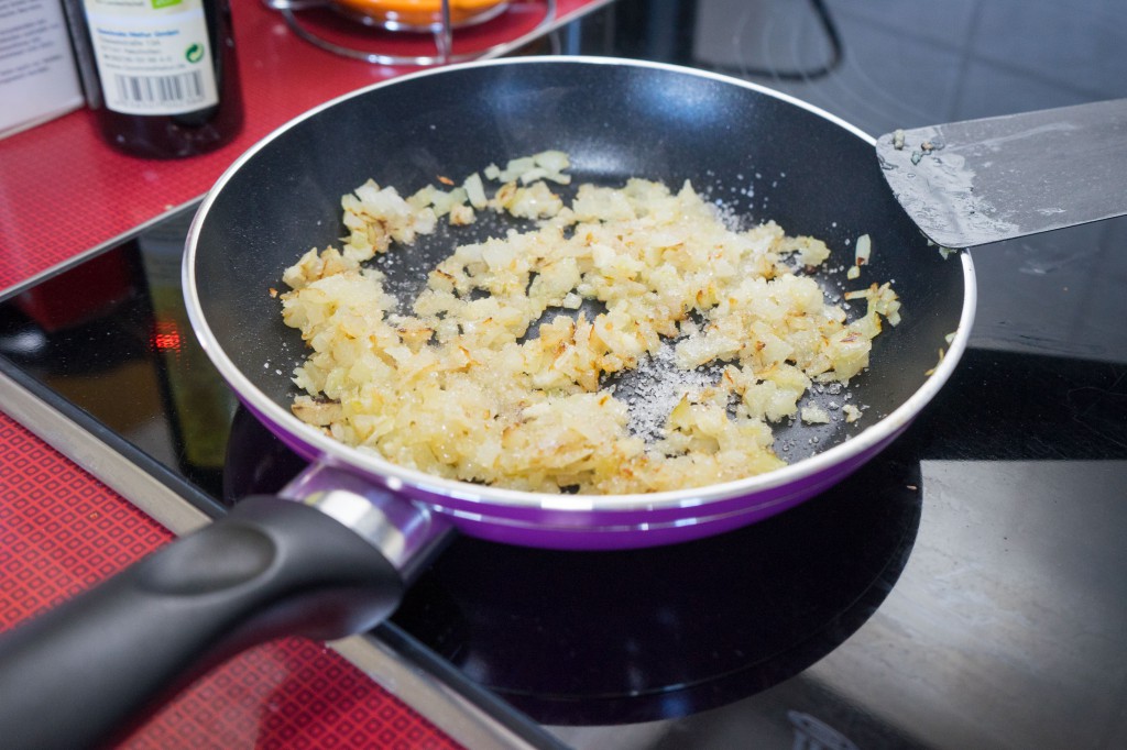 Zwiebel anrösten.