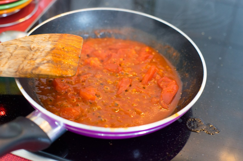 Tomatensauce köcheln lassen.