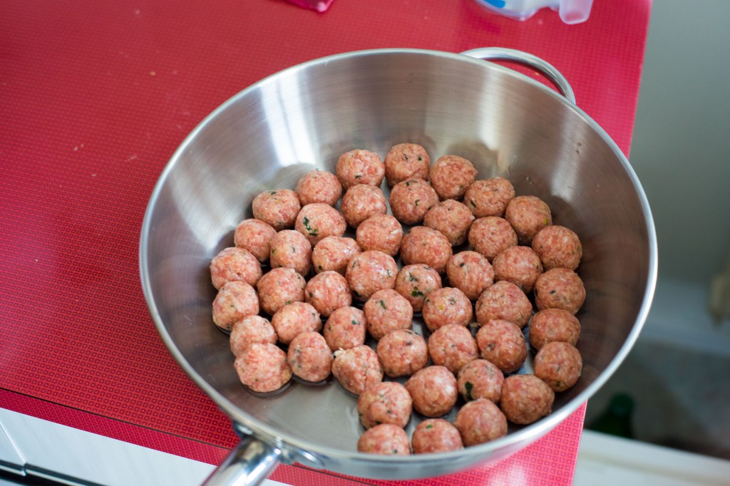 Schön geformte Fleischbällchen.