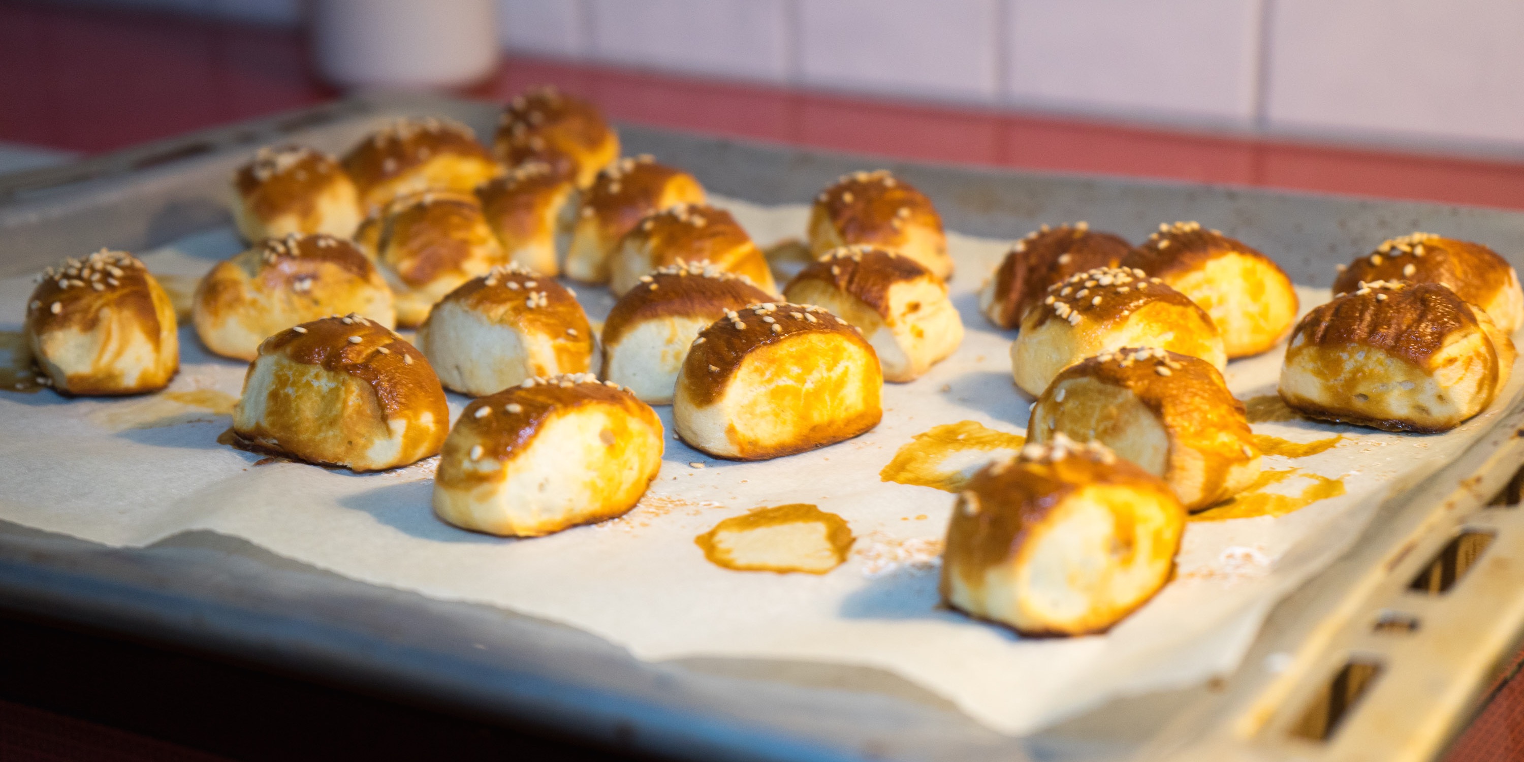 Pretzel Bites mit Speck-Bier-Käse-Dip (Super Bowl Snack)