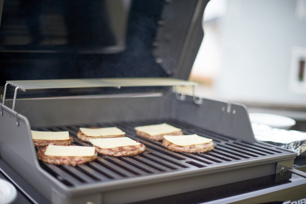 Käse auf die Patties (vh)