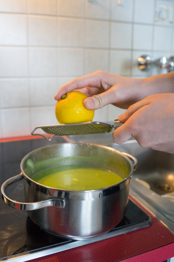 Zitronenschale in die Suppe reiben.