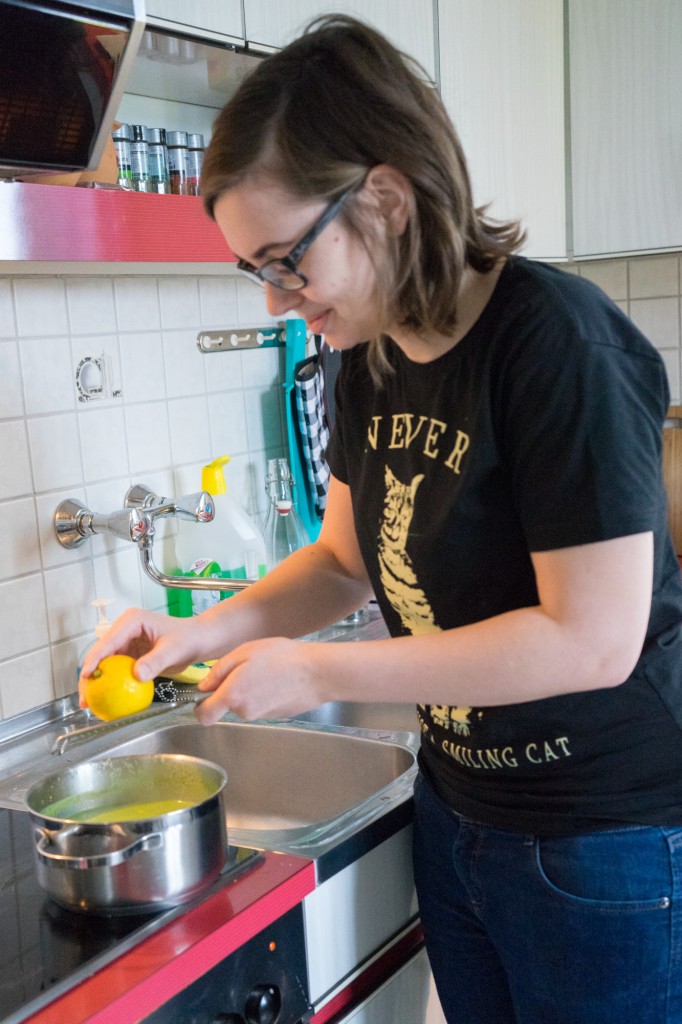 Zitronenschale in die Suppe reiben.