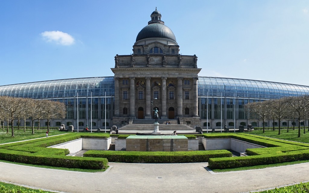 Staatskanzlei am Ende des Hofgartens (vh)