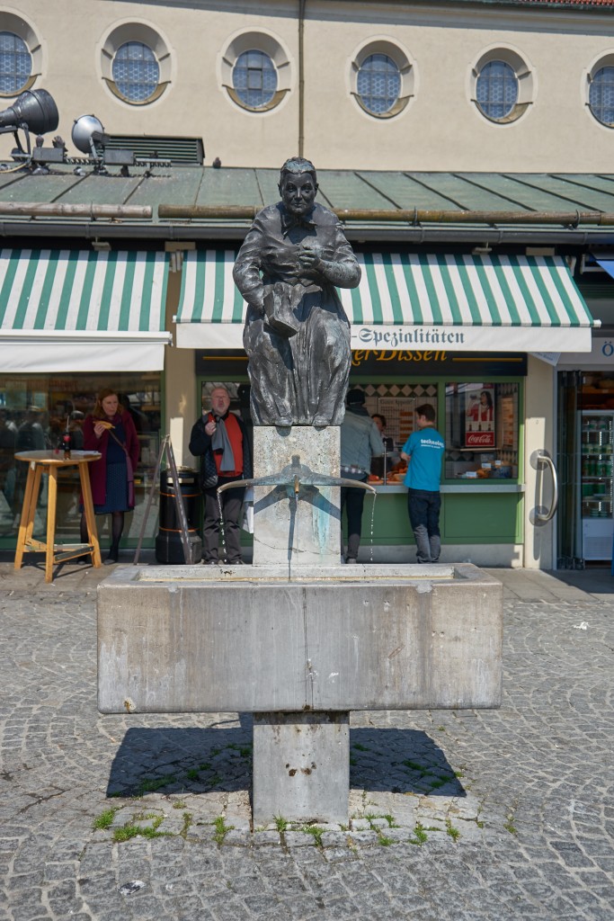 Ein kleiner Trinkwasserbrunnen am Viktualienmarkt (pp)