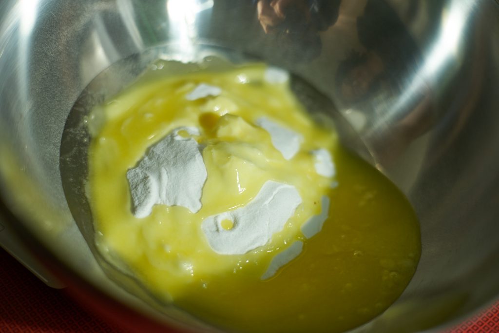 Butter, Zucker, Buttermilch und Ei verrühren.