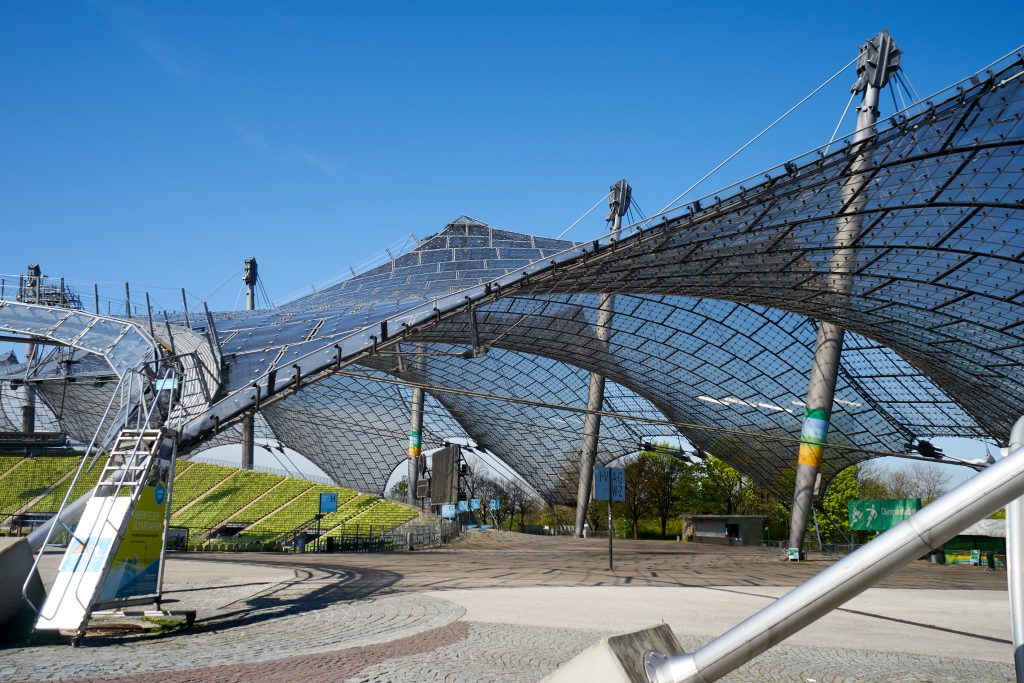 Die gewöhnungsbedürftige Überdachung des Stadions.