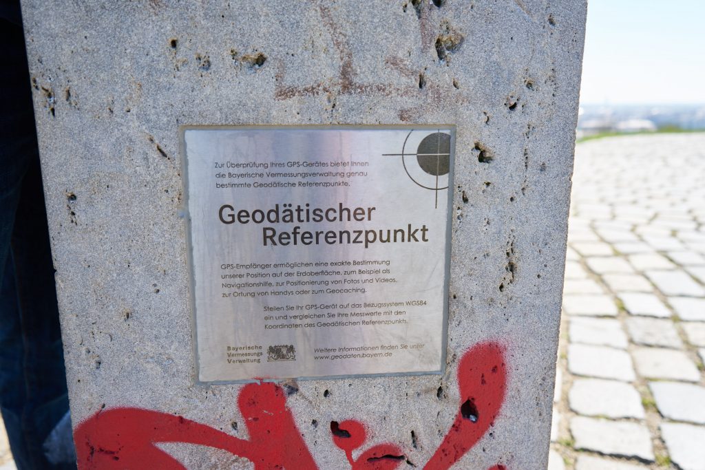 Der erste geodätische Referenzpunkt Münchens.