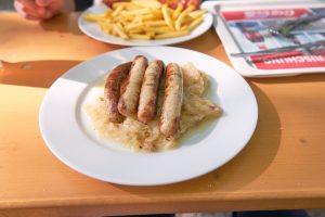 Bratwürstel mit Sauerkraut.