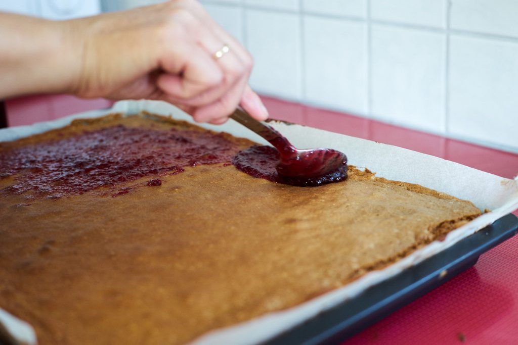 Marmalade auf den Kuchen streichen.