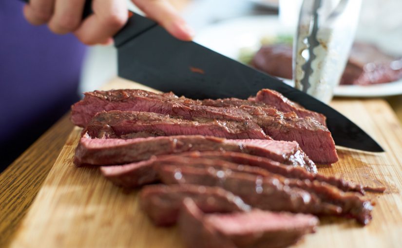 Feather Blade Steak mit Rosmarin-Wedges