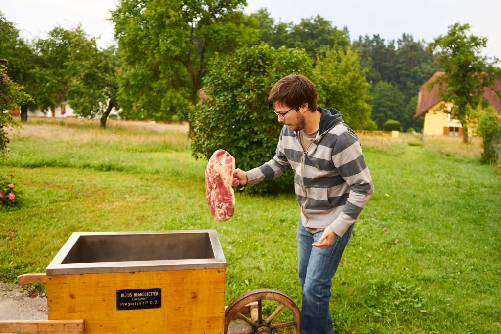 Die Kiste mit Fleisch bestücken.