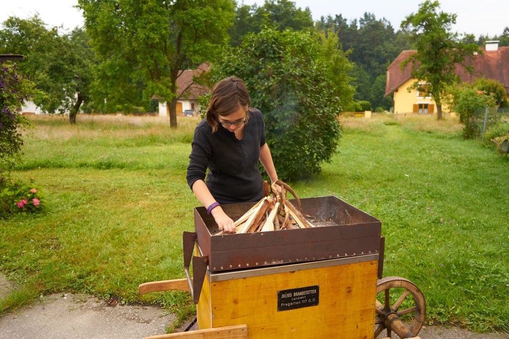 Alles fürs Feuer vorbereiten.