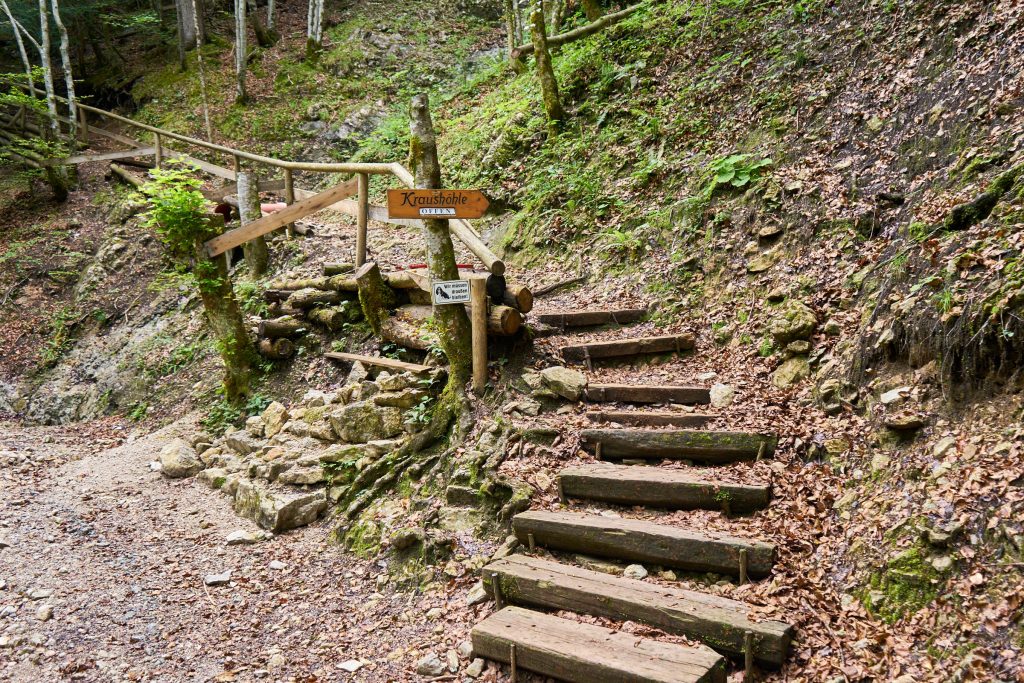 Da geht's zur Höhle rauf.