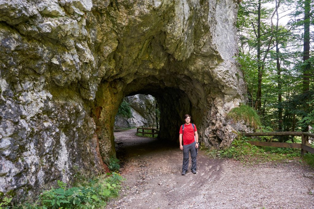 Patrick am Rückweg zur Höhle.