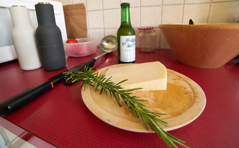 Rosmarin, Ziegenkäse und Weißwein.