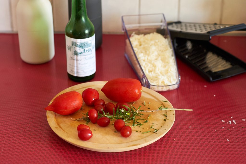 Tomaten, geriebener Käse, Weißwein.