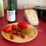 Tomaten, geriebener Käse, Weißwein.