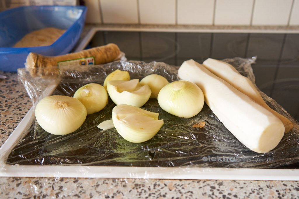 Die weiteren Zutaten - Zwiebel und Kren.