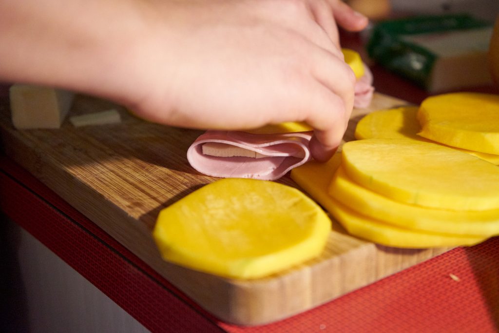 Kürbisscheiben mit Schinken und Käse füllen