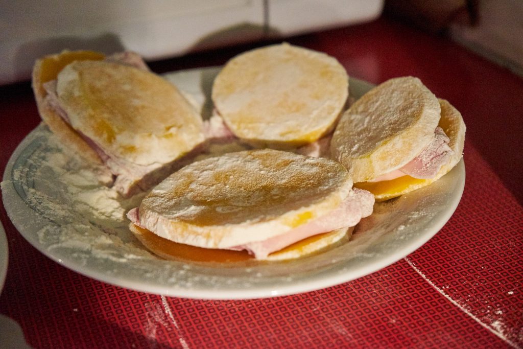 Bemehlte Kürbisschnitzel.