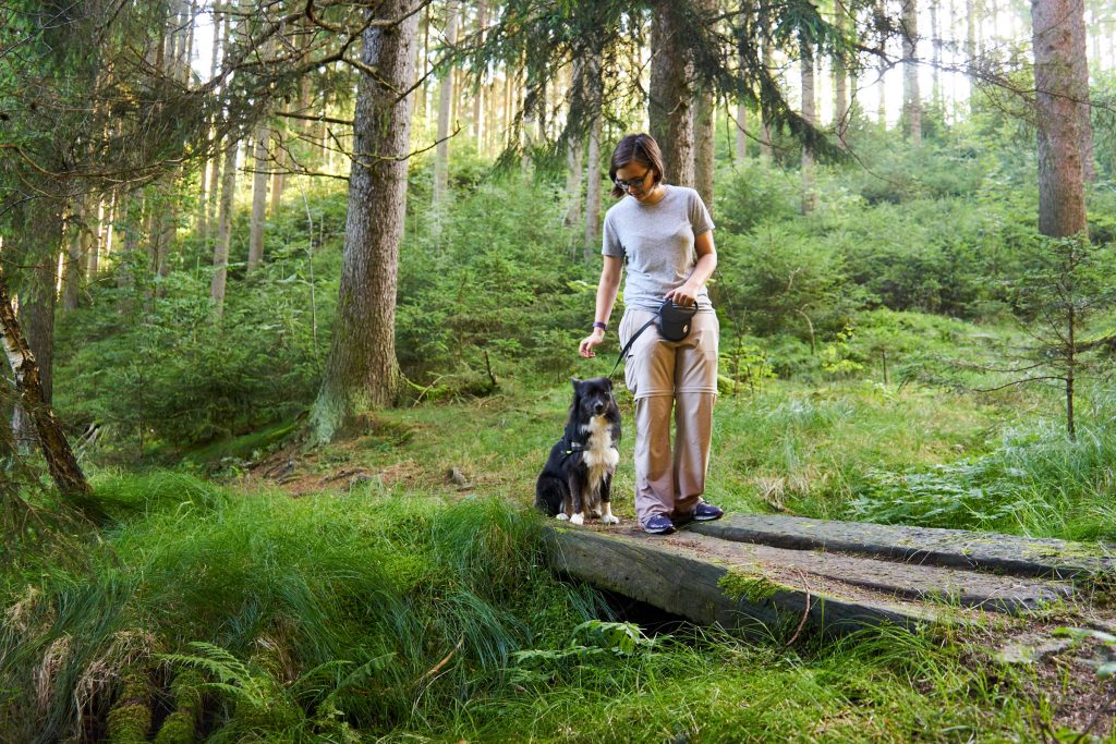 Mia und ich auf einer Holzbrücke.