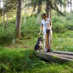 Mia und ich auf einer Holzbrücke.