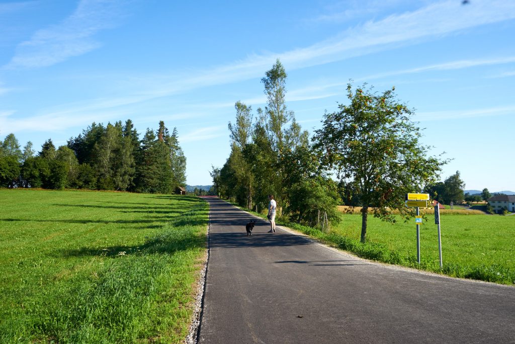 Mia und ich gehen auf einer Straße.