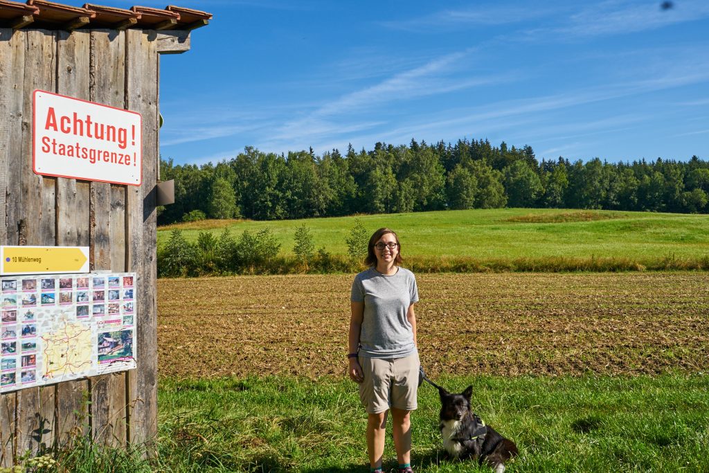 Mia und ich an der Staatsgrenze.